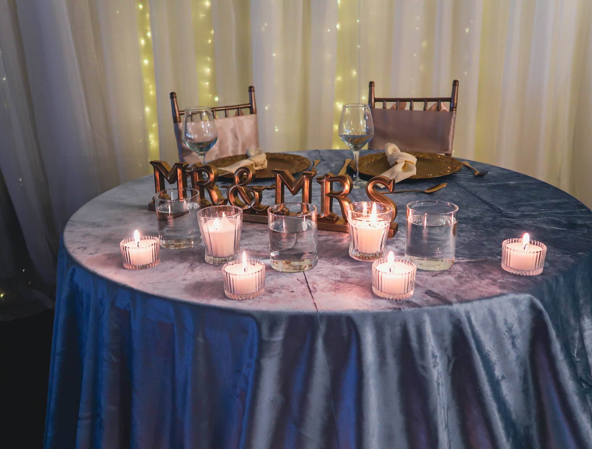 Candlelit Mr & Mrs sweetheart table